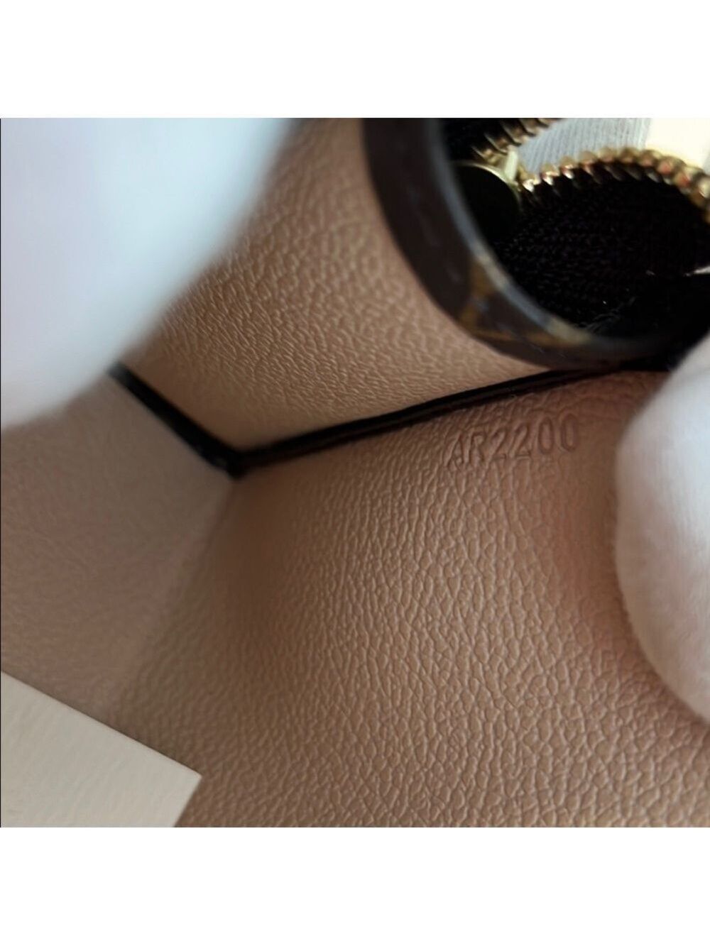 Louis Vuitton Monogram Toiletry 15 - Picture 12 of 13